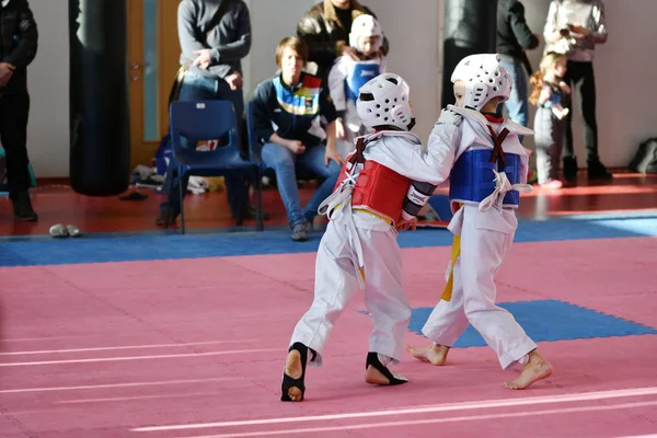 Orenburg, russland - 27. januar 2018 jahre: die kinder messen sich im taekwondo — Stockfoto