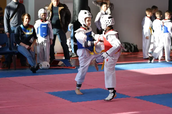 Orenburg, Rússia - 27 de janeiro de 2018: as crianças competem em Taekwondo — Fotografia de Stock