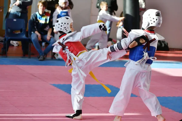 Orenburg, Rosja - lat 27 stycznia 2018: dzieci konkurować w Taekwondo — Zdjęcie stockowe