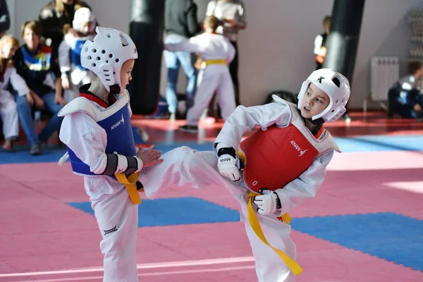 Orenburg, Rusia - 27 de enero de 2018 años: los niños compiten en Taekwondo —  Fotos de Stock