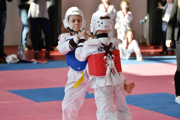 Orenburg, Rosja - lat 27 stycznia 2018: dzieci konkurować w Taekwondo — Zdjęcie stockowe