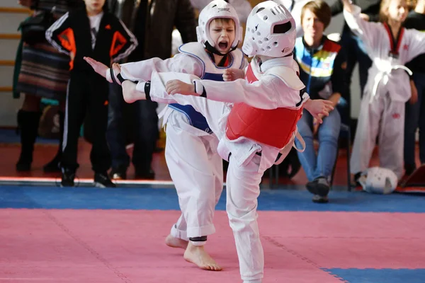 Orenburg, Rusland -, 27 januari 2018 jaar: de kinderen concurreren in Taekwondo — Stockfoto