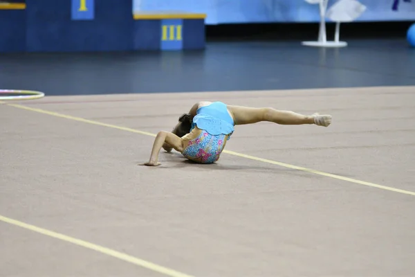 Orenburg, Rusko - 25 listopadu 2017 rok: dívky soutěžit v rytmické gymnastice — Stock fotografie