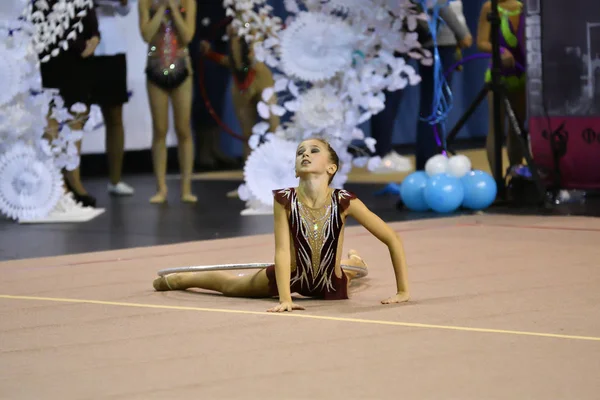 Orenburg, Ryssland - 25 November 2017 år: flickor konkurrera i rytmisk gymnastik — Stockfoto
