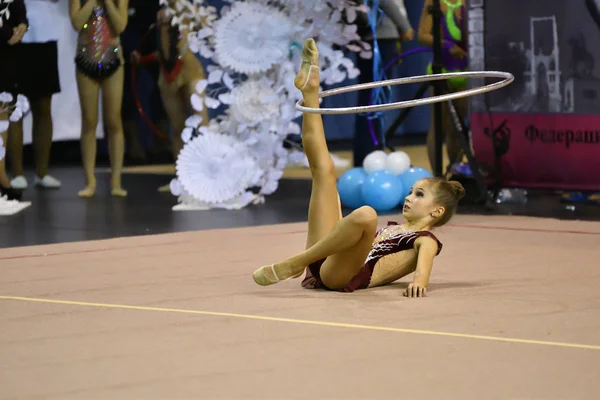 Orenburg, Rusko - 25 listopadu 2017 rok: dívky soutěžit v rytmické gymnastice — Stock fotografie