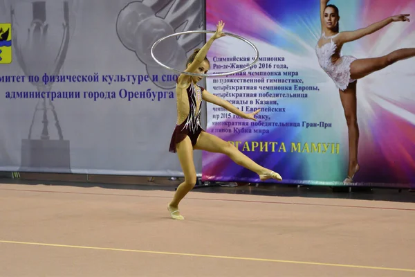 Orenburg, Rússia - 25 de novembro de 2017 ano: meninas competem na ginástica rítmica — Fotografia de Stock