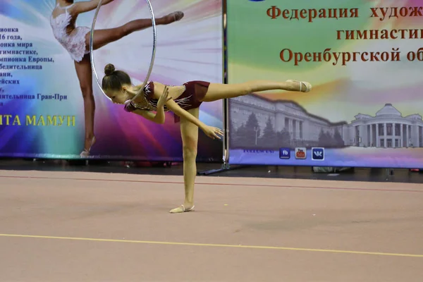 Όρεμπουργκ, Ρωσία - έτος 25 Νοεμβρίου 2017: κορίτσια ανταγωνίζονται στη ρυθμική γυμναστική — Φωτογραφία Αρχείου
