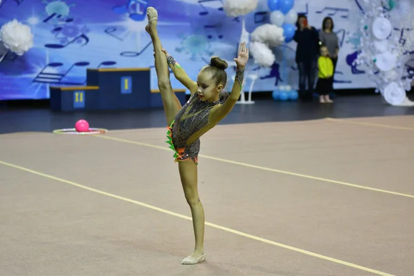 Orenburg, Rusko - 25 listopadu 2017 rok: dívky soutěžit v rytmické gymnastice — Stock fotografie