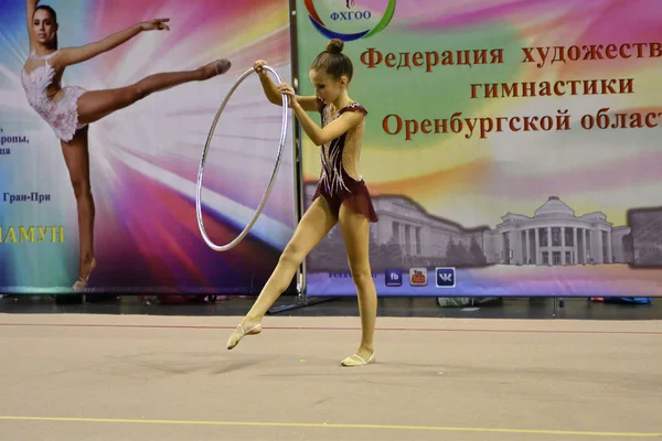 Orenburg, Rússia - 25 de novembro de 2017 ano: meninas competem na ginástica rítmica — Fotografia de Stock