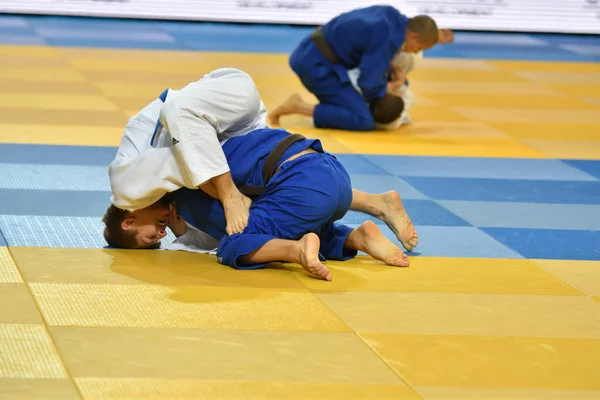 Orenburg, Oroszország - 2017. október 21.: fiúk versenyeznek Judo — Stock Fotó