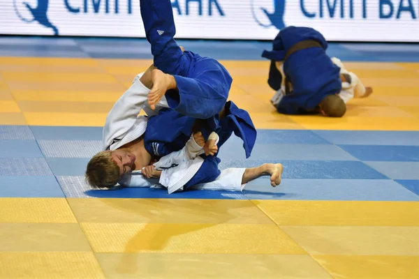 Orenburg, russland - 21.10.2017: Jungen messen sich im Judo — Stockfoto