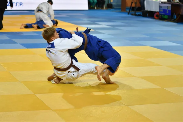 Orenburg, Rusland - 21 oktober 2017: jongens concurreren in Judo — Stockfoto