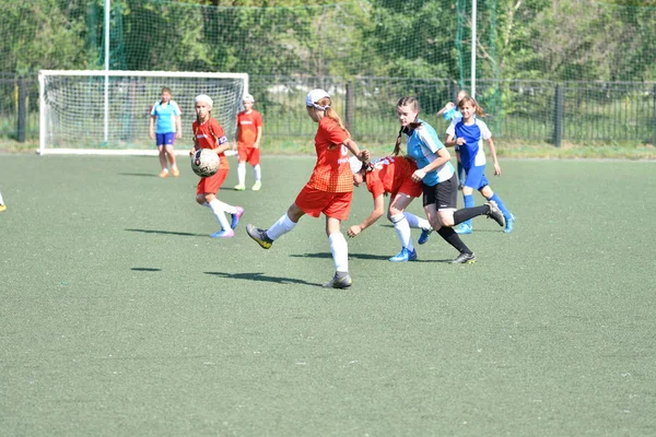 Orenburg, Rosja-12 czerwca 2019 rok: dziewczyny grają w piłkę nożną — Zdjęcie stockowe