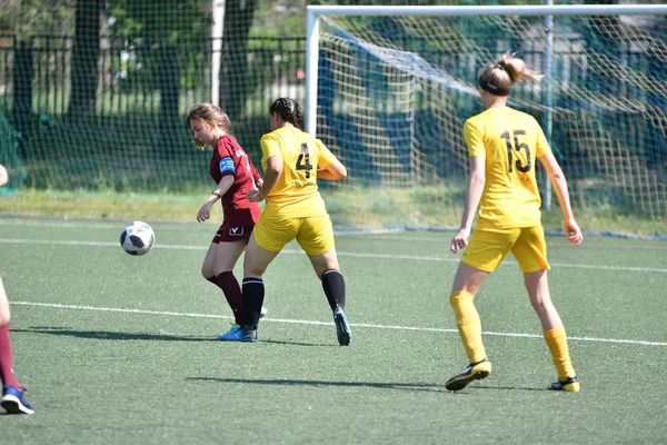 Оренбург, Росія-12 червня 2019 року: дівчата грають у футбол — стокове фото