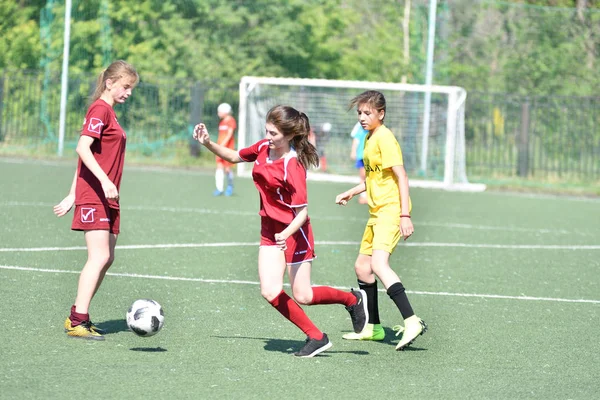 Orenburg, Rosja-12 czerwca 2019 rok: dziewczyny grają w piłkę nożną — Zdjęcie stockowe