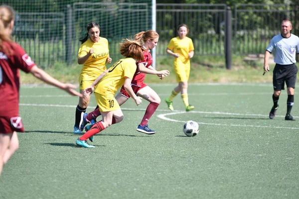 Orenburg, Rusia - 12 de junio de 2019 año: Las niñas juegan fútbol —  Fotos de Stock