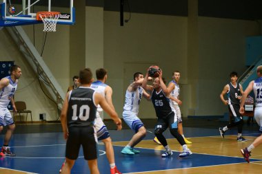 Orenburg, Rusya - 13-16 Haziran 2019 yıl: Erkekler basketbol oynuyor