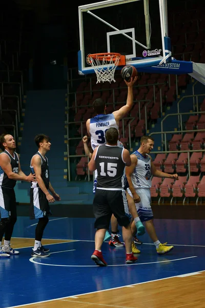 Orenburg, Russie - 13-16 juin 2019 année : Les hommes jouent au basket-ball — Photo