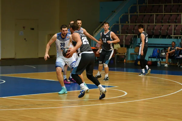 Orenburg, Russia - 13-16 June 2019 year: Men play basketball — Stock Photo, Image