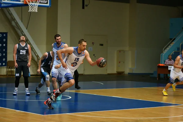 Orenburg, Russia - 13-16 June 2019 year: Men play basketball — Stock Photo, Image