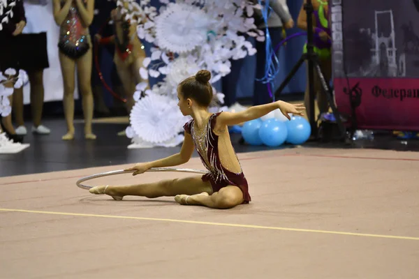 Orenburg, Rússia - 25 de novembro de 2017 ano: meninas competem na ginástica rítmica — Fotografia de Stock