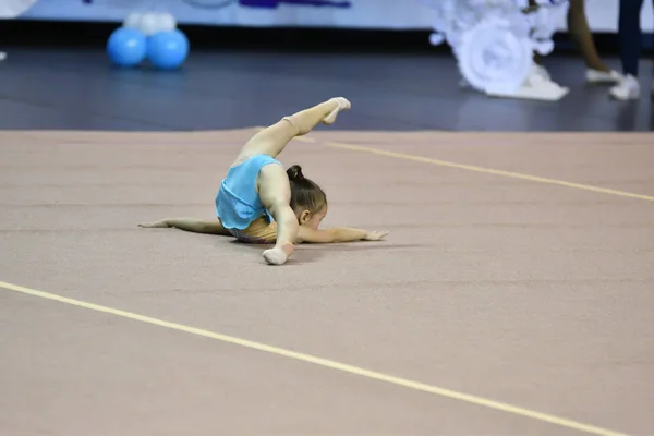 オレンブルク, ロシア連邦 - 2017 年 11 月 25 日年: 女の子が新体操に出場 — ストック写真