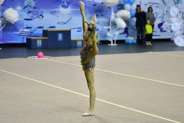 Orenburg, Rusia - 25 de noviembre de 2017 año: las niñas compiten en gimnasia rítmica —  Fotos de Stock