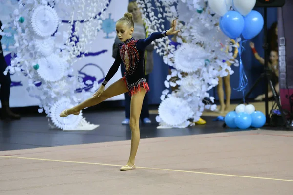 Orenburg, Rússia - 25 de novembro de 2017 ano: meninas competem na ginástica rítmica — Fotografia de Stock