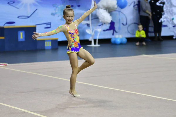 Orenburg, Rusko - 25 listopadu 2017 rok: dívky soutěžit v rytmické gymnastice — Stock fotografie