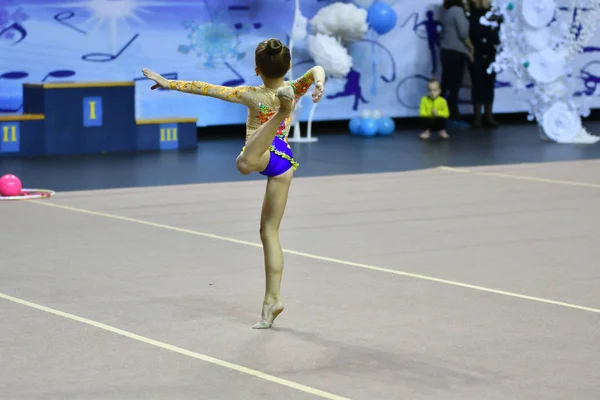 Orenburg, Russia - 25 novembre 2017 anno: le ragazze gareggiano nella ginnastica ritmica — Foto Stock