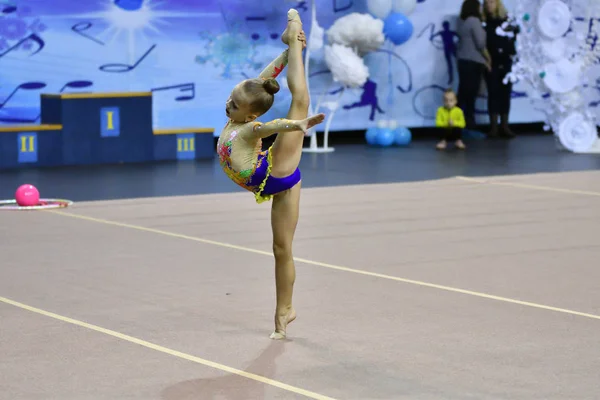 Orenburg, Oroszország - 2017. November 25. év: lányok versenyeznek ritmikus gimnasztika — Stock Fotó