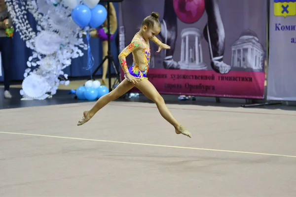 Orenburg, Rusia - 25 de noviembre de 2017 año: las niñas compiten en gimnasia rítmica —  Fotos de Stock