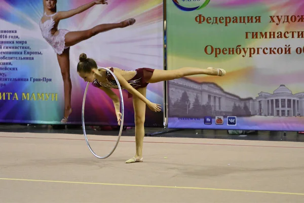 오렌부르크, 러시아-11 월 25 일, 2017 년: 여자 리듬 체조에서 경쟁 — 스톡 사진