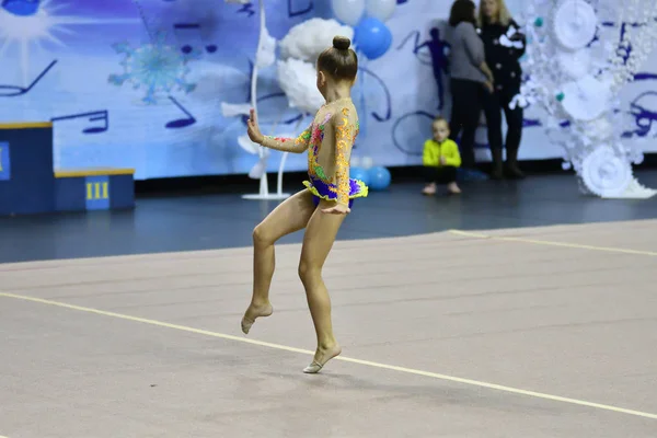 Orenburg, Rusia - 25 de noviembre de 2017 año: las niñas compiten en gimnasia rítmica —  Fotos de Stock