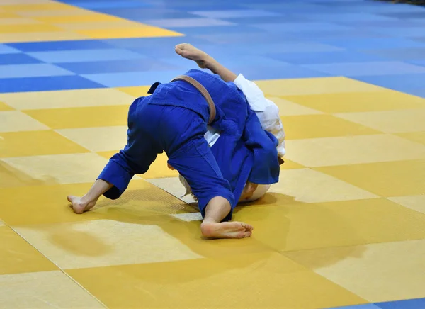 Chłopcy rywalizują w Judo — Zdjęcie stockowe