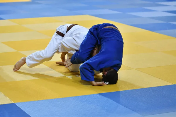Jungen messen sich im Judo — Stockfoto