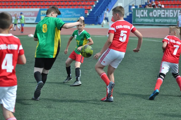 Оренбург, Росія-2 червня 2019 року: хлопчики грають у футбол — стокове фото