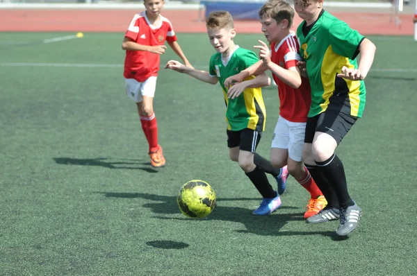 Orenburg, Rusia - 2 de junio de 2019 año: Los niños juegan al fútbol —  Fotos de Stock