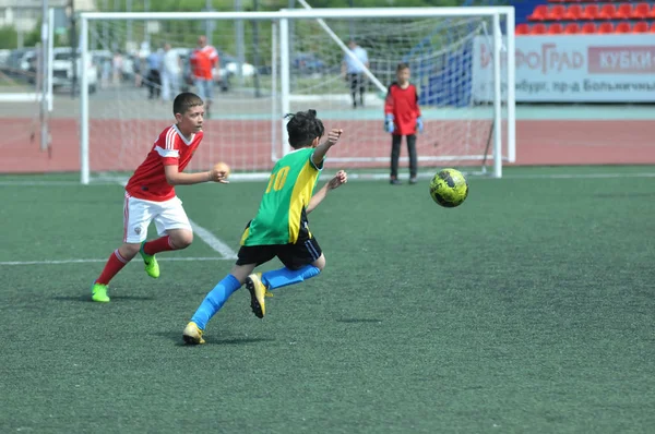 Orenburg, Rússia - 2 de junho de 2019 ano: Os meninos jogam futebol — Fotografia de Stock