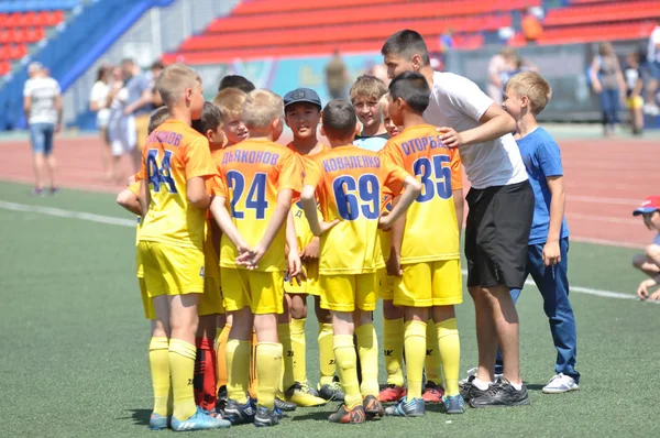 奥伦堡,俄罗斯 - 2019年6月2日:男孩们踢足球 — 图库照片