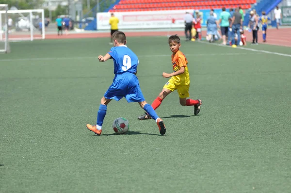 Orenburg, Rusland-2 juni 2019 jaar: de jongens spelen voetbal — Stockfoto