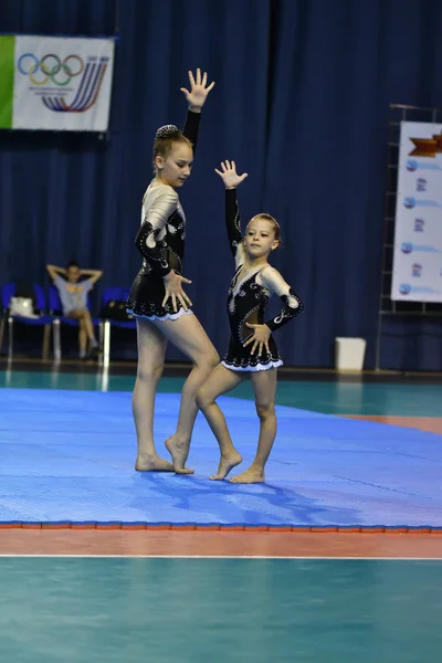 Orenburg, Rússia, 26-27 Maio 2017 ano anos: menina competir em acrobacias esportivas — Fotografia de Stock