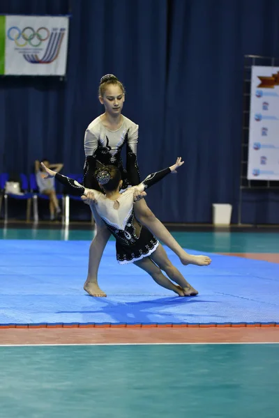 Orenburg, russland, 26-27 mai 2017 jahre: mädchen wetteifern in sport akrobatik — Stockfoto