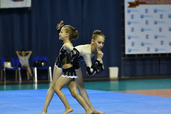 Orenburg, Rusia, 26-27 mayo 2017 años: chica compite en acrobacias deportivas — Foto de Stock