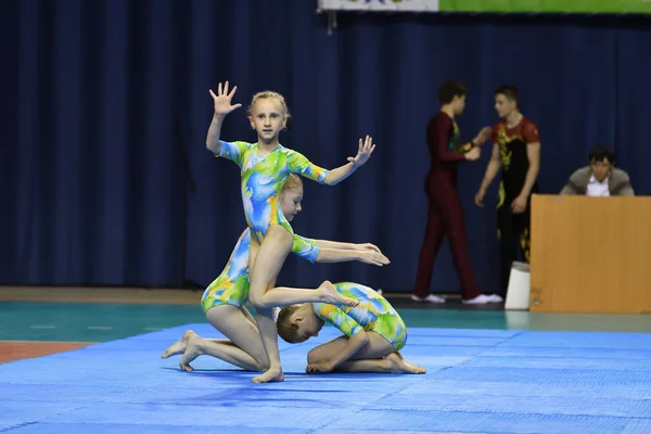Orenburg, Rosja, 26-27 maja 2017 roku lat: Dziewczyna konkurować w sporcie akrobics — Zdjęcie stockowe