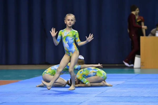 Orenburg, Rusia, 26-27 mayo 2017 años: chica compite en acrobacias deportivas —  Fotos de Stock