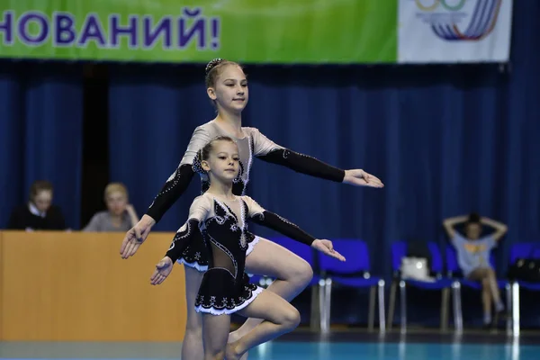 Orenburg, Rusko, 26-27 květen 2017 let: dívka soupeří ve sportovních akrobacii — Stock fotografie
