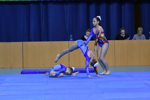 Orenburg, Rússia, 26-27 Maio 2017 ano anos: menina competir em acrobacias esportivas — Fotografia de Stock