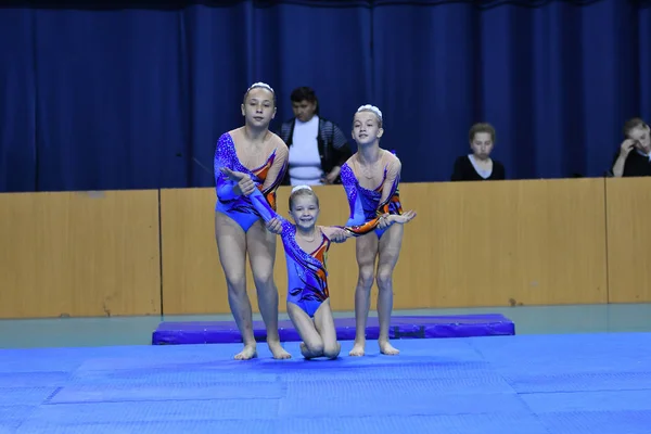 Orenburg, Rusia, 26-27 mayo 2017 años: chica compite en acrobacias deportivas — Foto de Stock