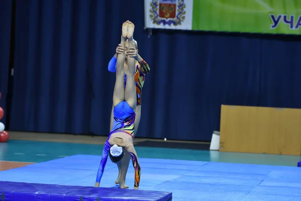 Orenburg, Rússia, 26-27 Maio 2017 ano anos: menina competir em acrobacias esportivas — Fotografia de Stock